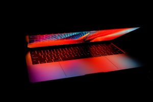Sebagai pengurus OSIS, kalian diminta untuk membuat presentasi yang menyajikan grafik-grafik laporan keuangan yang datanya bersumber dari file Excel yang sudah ada sebelumnya. Karena data keuangan sangat penting, setiap ada perubahan data di file Excel, grafik pada file PowerPoint juga harus otomatis berubah. Tuliskan semua alternatif, kemudian jelaskan pilihan solusinya disertai penalaran mengapa solusi yang diusulkan paling optimal.