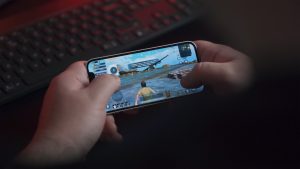 Seseorang yang menggunakan internet dalam melakukan hubungan atau pembicaraan dengan orang lain merupakan bentuk dari interaksi sosial secara…?